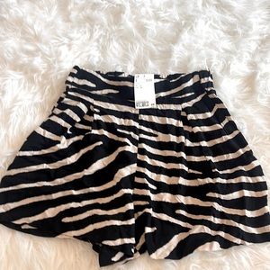 Size 4 HM animal print pull on shorts with pockets